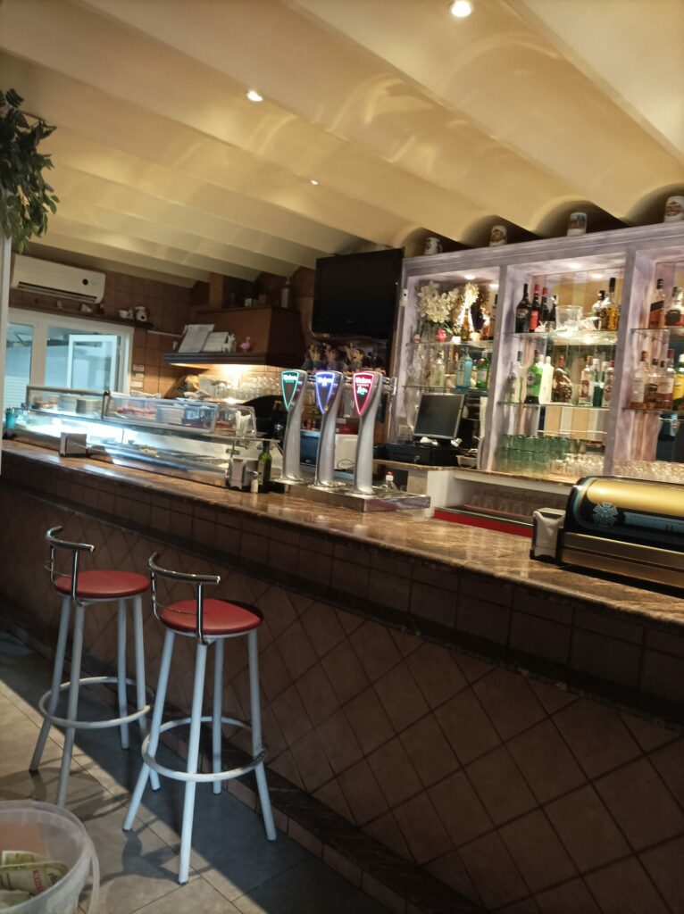 Bar activo en Torrevieja, Alicante.